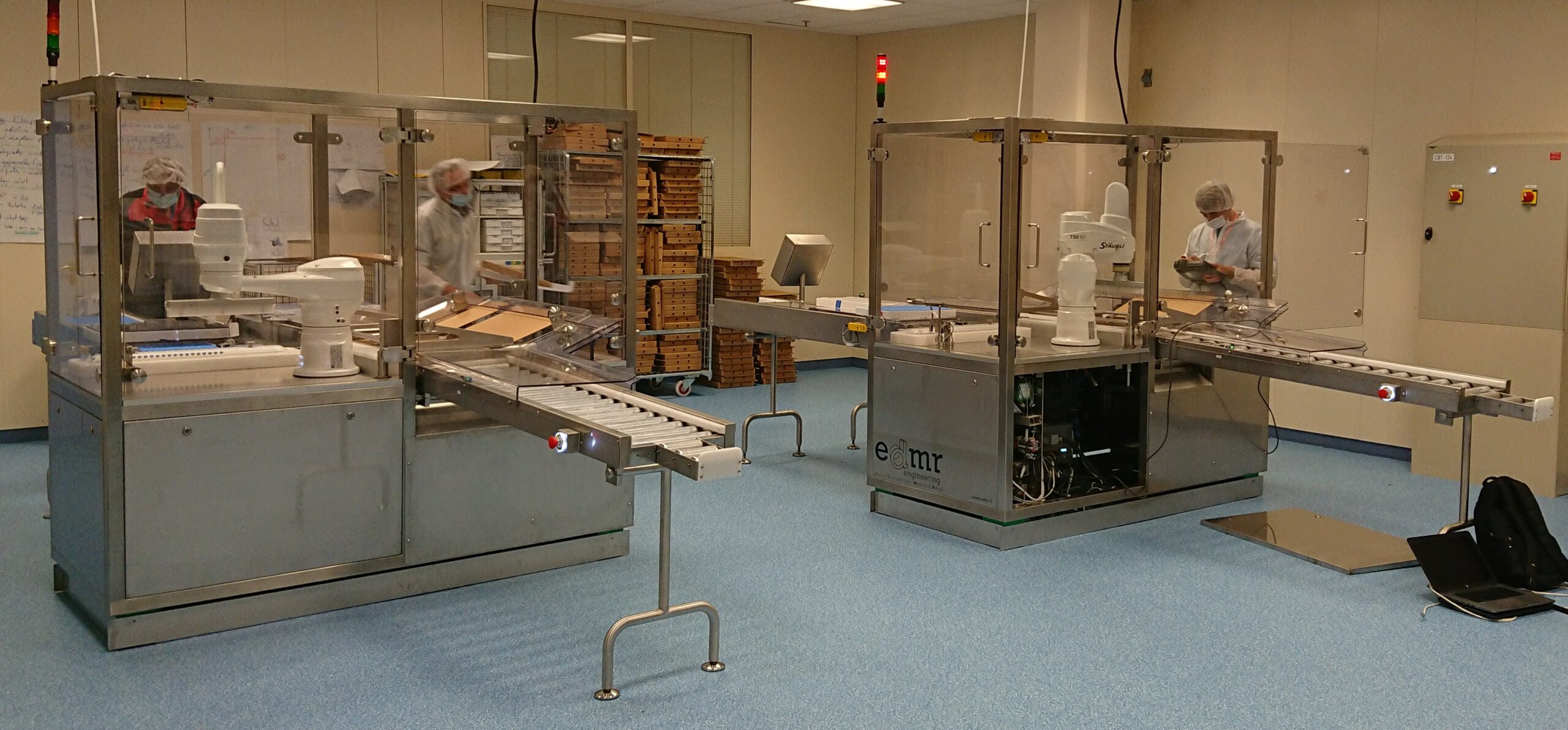 Intégration cellules robotisées et robots industriels sur mesure pour l'industrie -Cellules robotisées de transfert en pharmaceutique