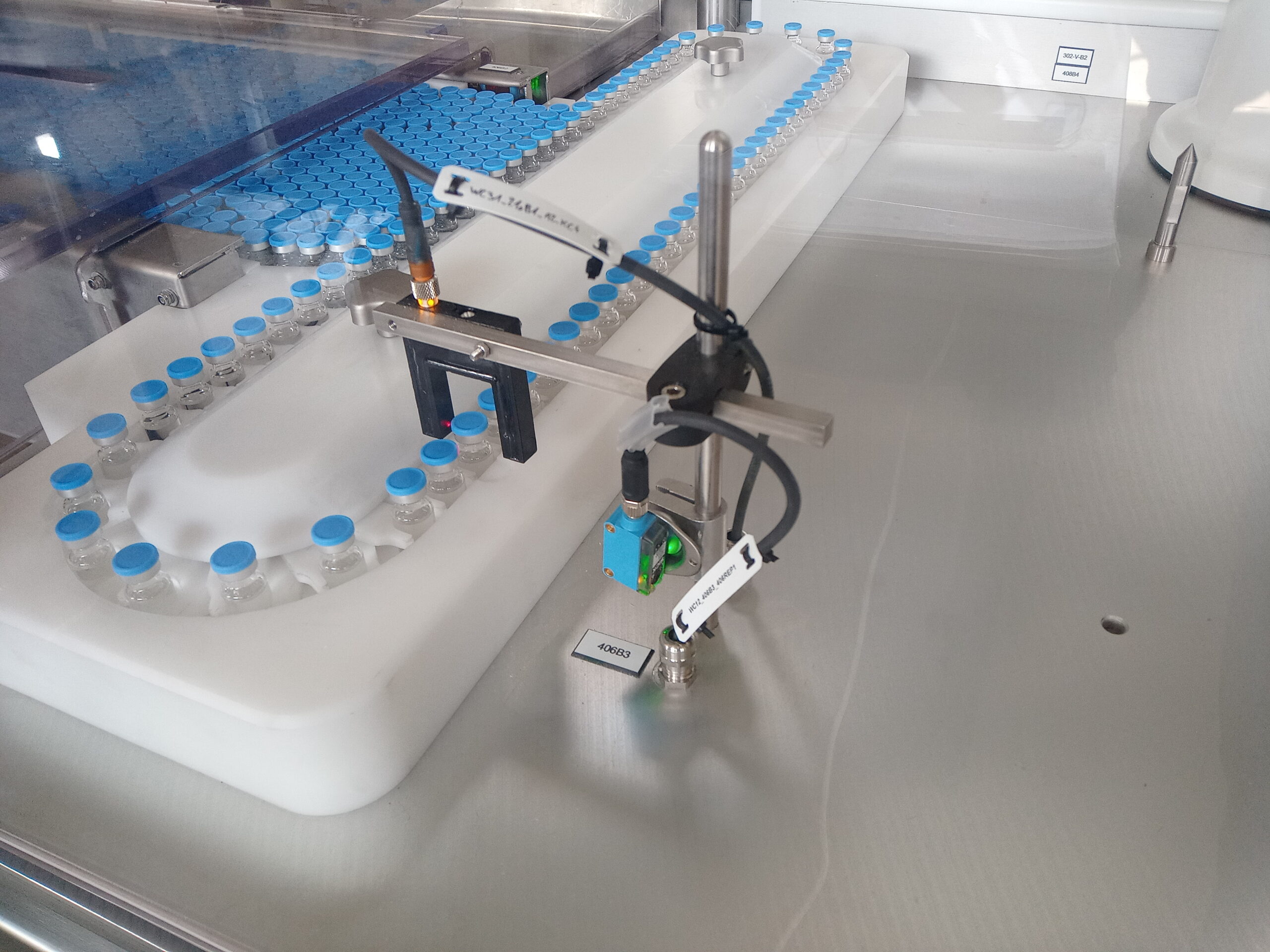 Intégration cellules robotisées et robots industriels sur mesure pour l'industrie -Convoyeur de flacons pharmacie cosmétique